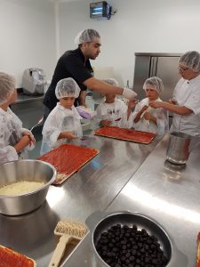 Lire la suite à propos de l’article Atelier confection de pizzas à la cuisine centrale pour le centre de loisirs
