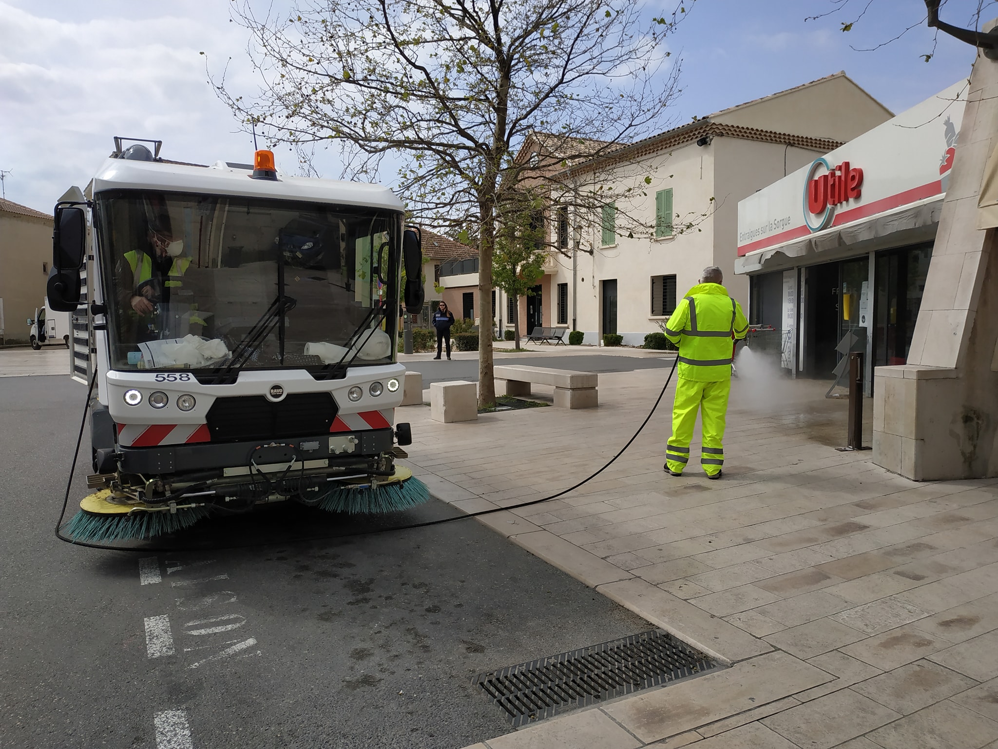 La commune procède à une opération désinfection des rues et du mobilier ...