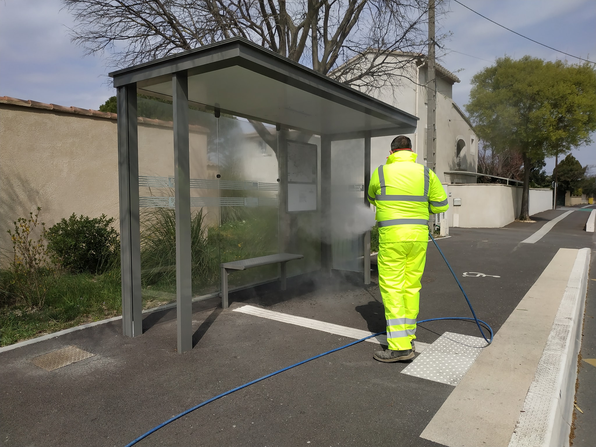 La commune procède à une opération désinfection des rues et du mobilier ...