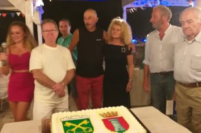 2022 - avec l'ancien maire Giorgio Sanchioni (à droite) avec qui la ville a signé le jumelage en 1988