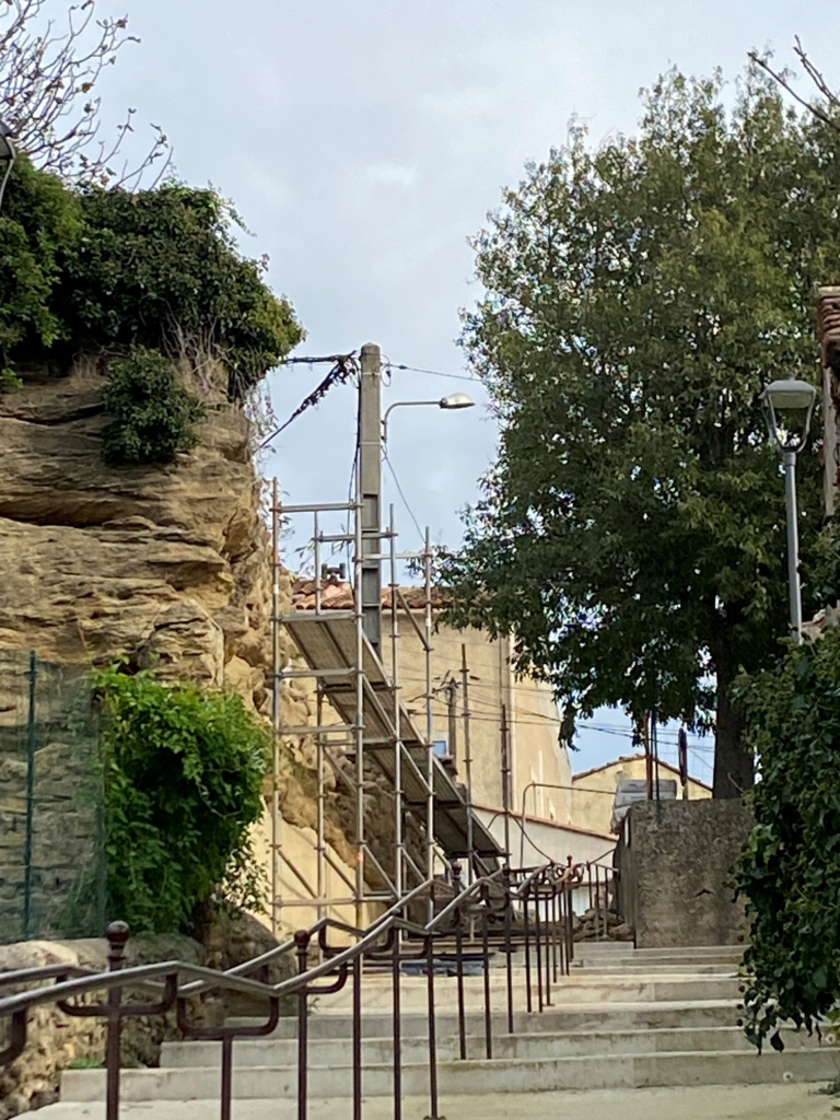 Les remparts en cours de restauration - Entraigues