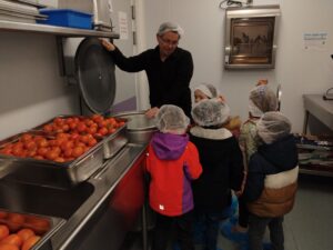 Lire la suite à propos de l’article Les enfants de Grande Section en visite à la Cuisine Centrale