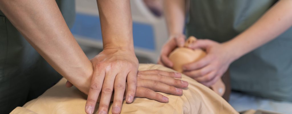 etudiant-en-medecine-faisant-leur-pratique-dans-un-hopital